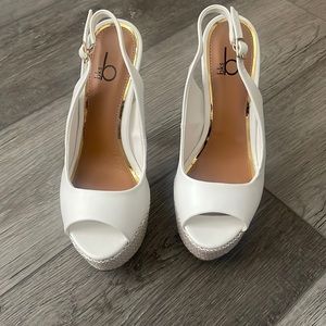 Brand New Bakers white pumps